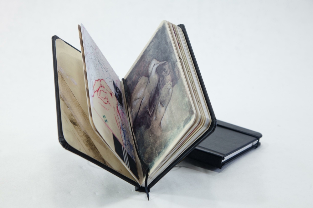 40001 MG 2683 flexibound, moleskin, sketchbook, notebook, rounded corners, blind debossing on imitation leather, 4c printing inside on uncoated paper, elastic band closure, ribbon marker