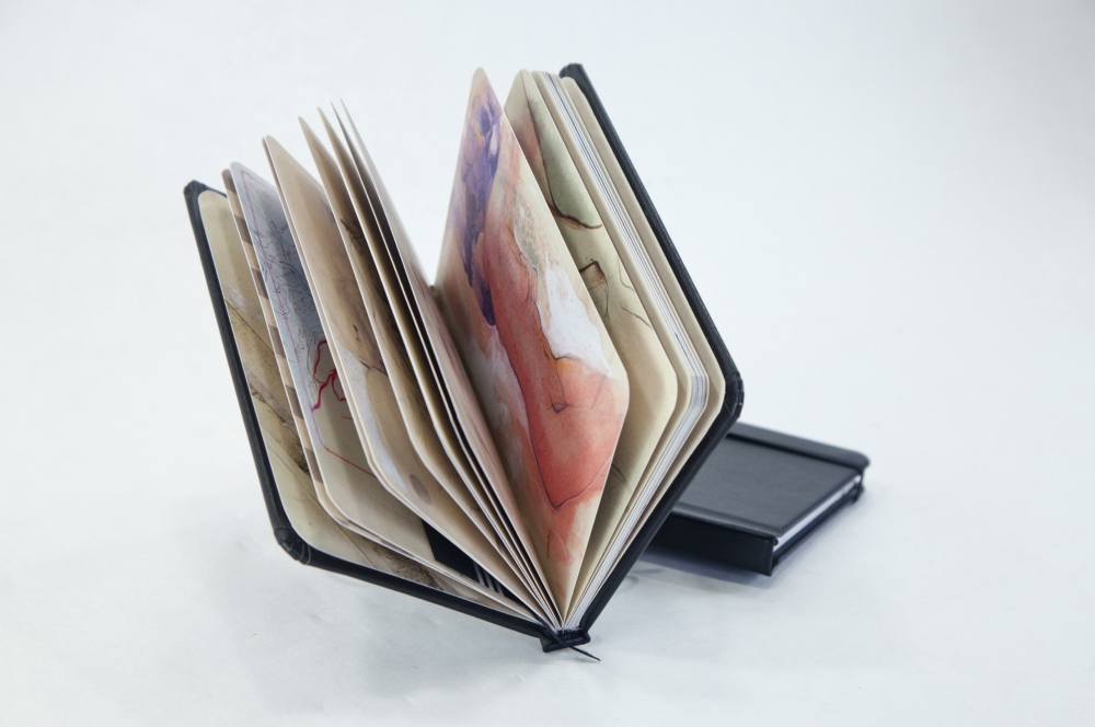 40001 MG 2689 flexibound, moleskin, sketchbook, notebook, rounded corners, blind debossing on imitation leather, 4c printing inside on uncoated paper, elastic band closure, ribbon marker