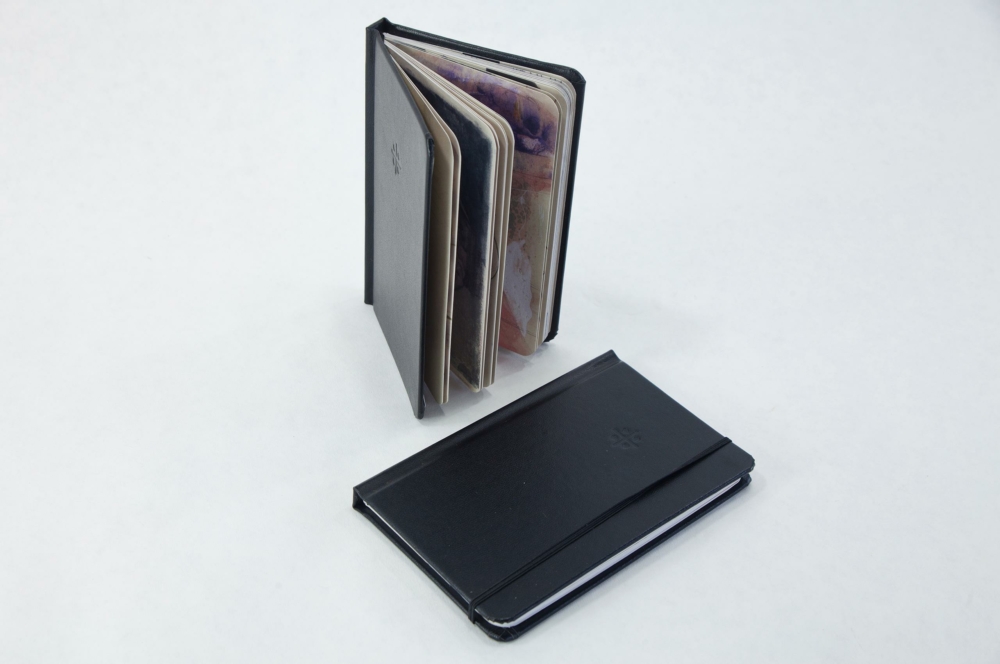 40001 MG 2690 flexibound, moleskin, sketchbook, notebook, rounded corners, blind debossing on imitation leather, 4c printing inside on uncoated paper, elastic band closure, ribbon marker