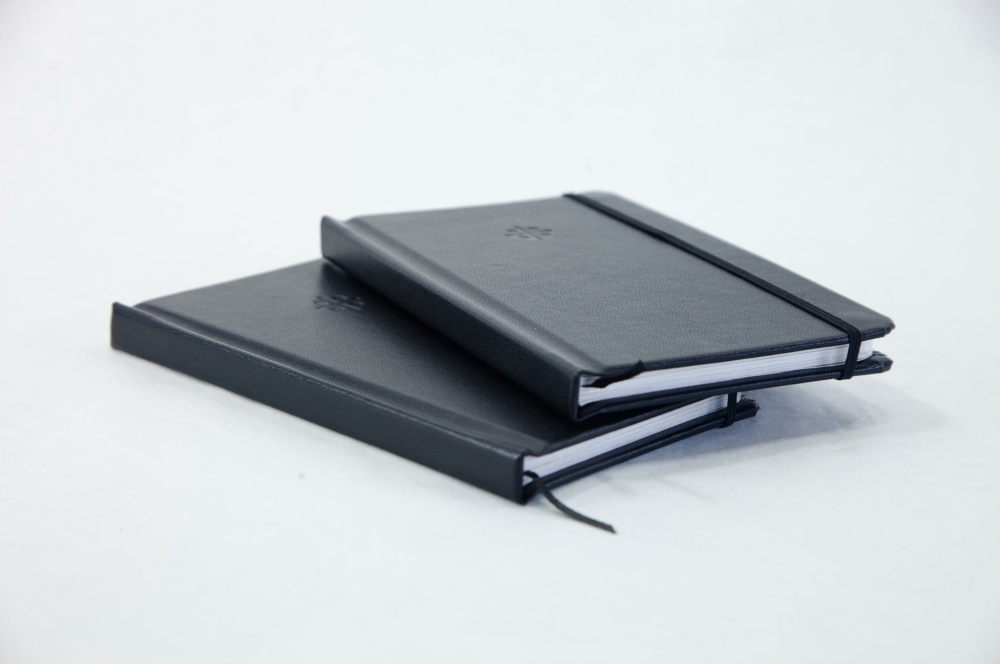 40001 MG 2692 flexibound, moleskin, sketchbook, notebook, rounded corners, blind debossing on imitation leather, 4c printing inside on uncoated paper, elastic band closure, ribbon marker